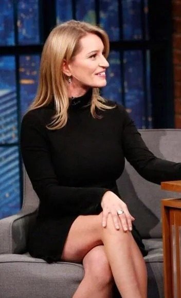 News reporter Katy Tur of CNN has nice mommy milkers . Jerk material with the mute button on #ggNvLDO2